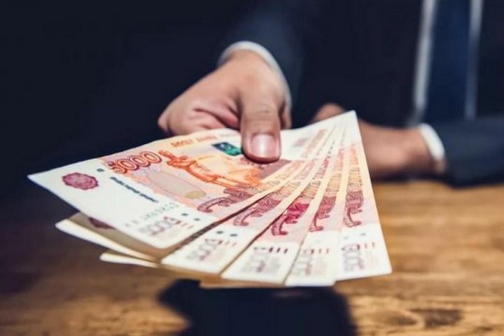 кредитор дает деньги в долг
